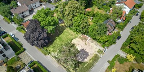 Baugrundstück mit genehmigtem Entwurf für ein modernes Einfamilienhaus