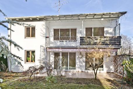 Baugrundstück mit schönem Südgarten und großzügigem Einfamilienhaus