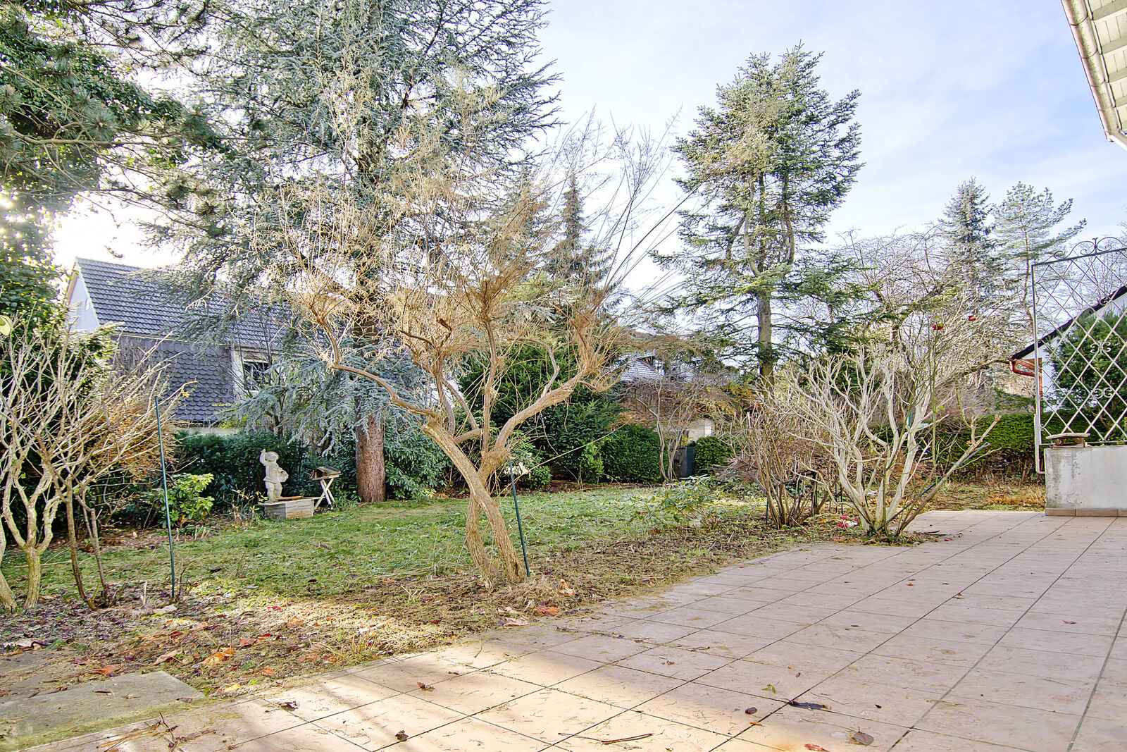 Garten mit Sonnenterrasse