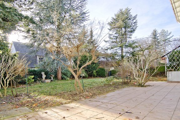 Garden with sun terrace