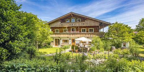 Bayerische Landidylle trifft Maison de Campagne: Stilvolles Landhaus mit naturnahem Gartenidyll