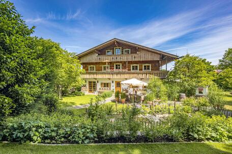 Bayerische Landidylle trifft Maison de Campagne: Stilvolles Landhaus mit naturnahem Gartenidyll