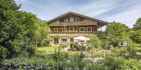 Bayerische Landidylle trifft Maison de Campagne: Stilvolles Landhaus mit naturnahem Gartenidyll