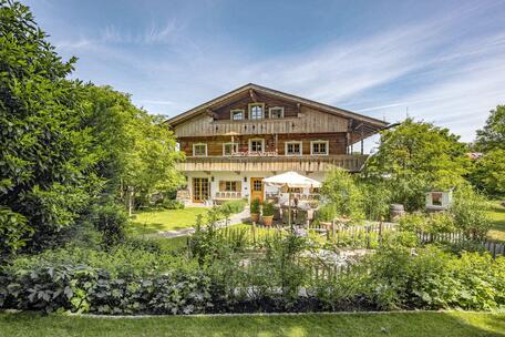 Bavarian Country Charm Meets Maison de Campagne: A Stylish Country House with a Serene, Natural Garden