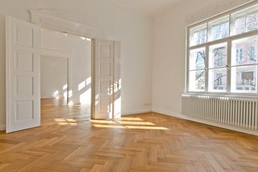 Impressive 4-room old building apartment with two balconies in art nouveau palace from 1907