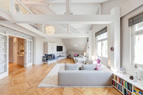 Wohnbereich mit offenem Kamin