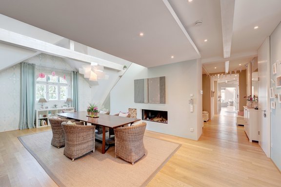 Essbereich mit offenem Kamin