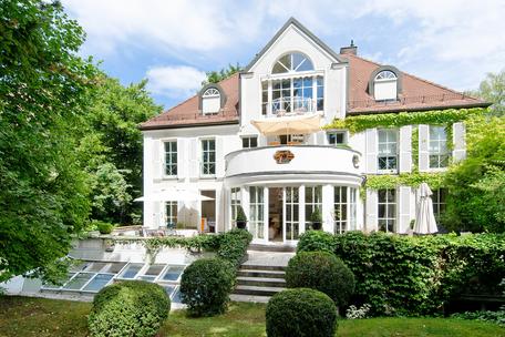 Beeindruckend schöne Erdgeschossetage mit zauberhaftem Südgarten und Innenpool