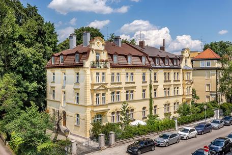 Beeindruckend schönes Mehrfamilienhaus mit Denkmalschutz und 7 Wohneinheiten