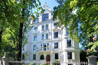 Beeindruckend schönes Stadtpalais von 1895: Dachgeschosswohnung mit kleiner Dachterrasse