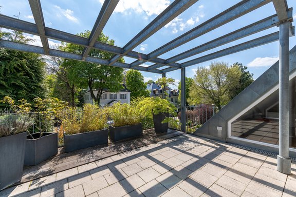 Die Dachterrasse eröffnet einen Traumblick auf das noble, grüne Nymphenburg