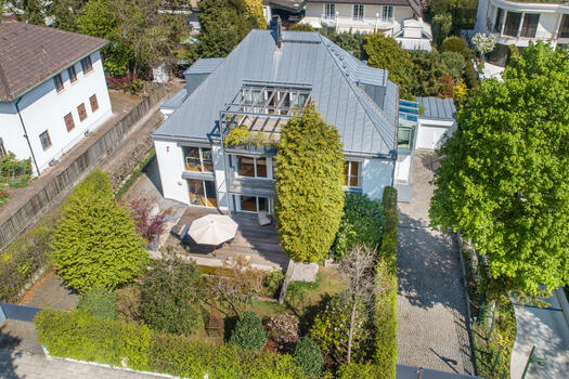 The approx. 22 m² roof terrace forms a breathtaking outdoor retreat