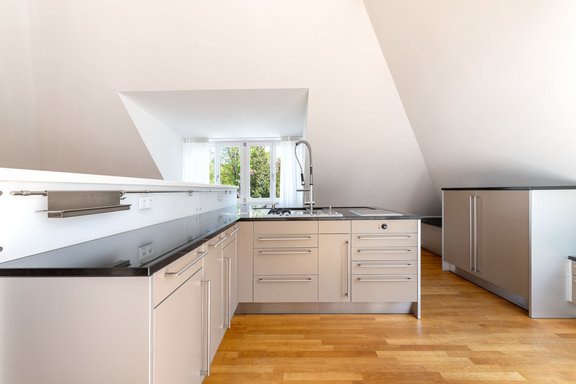 Zeitlos-elegante bulthaup-Küche mit Markengeräten