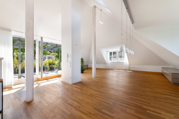 Imposante Raumhöhen und maximale Lichtfülle schaffen ein überwältigendes Wohnerlebnis