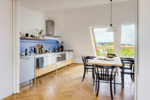 Kitchen living with convertible balcony