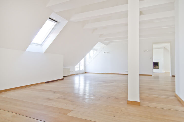 Wohnbereich mit Zugang zum Kaminzimmer