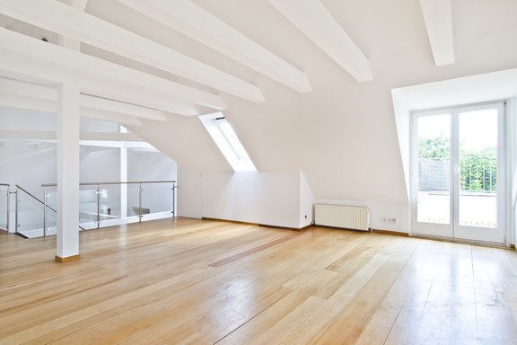 Heller Wohnbereich mit Zugang zur Dachterrasse