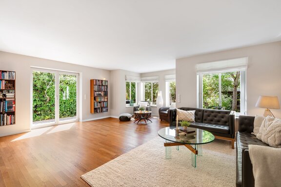 Große Fenster und Gartenblicke