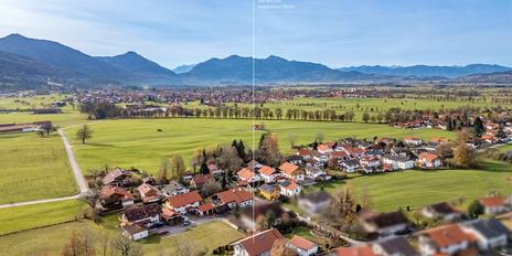 Bergblick und idyllisches Flair: Hochklassiges, ästhetisches Domizil mit traumhaft angelegtem Garten