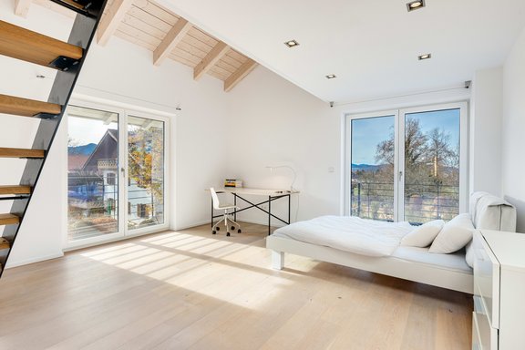 Zwei identische Galerie-Zimmer