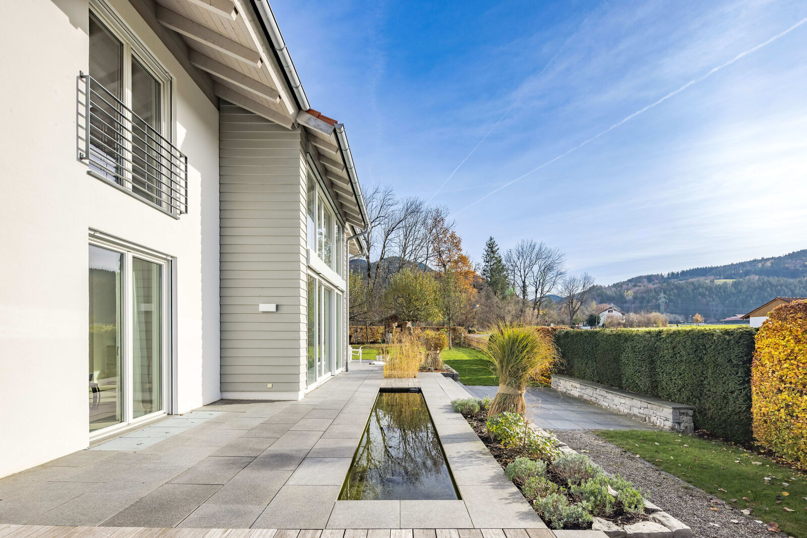 Süd-Terrasse mit Wasserbecken