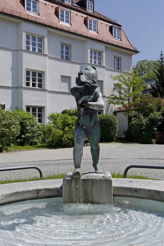 Brunnen vor dem Haus