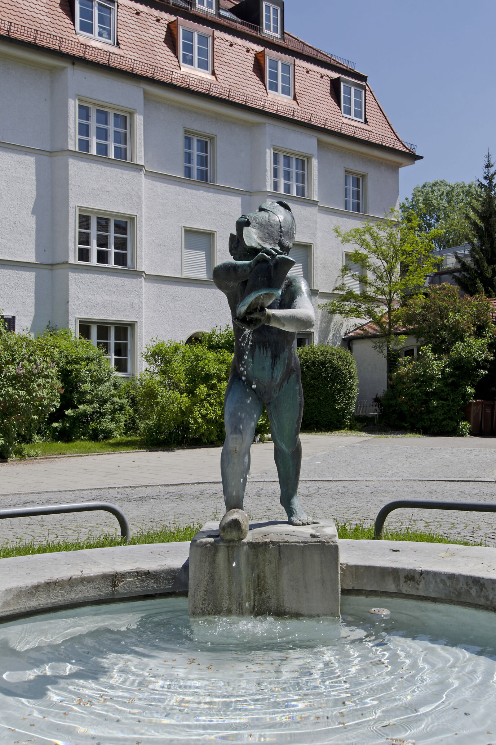 Brunnen vor dem Haus