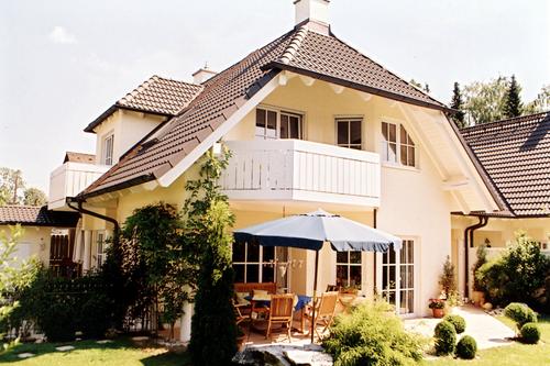 Besonders attraktive Doppelhaushälfte mit zauberhaftem Süd-/Westgarten