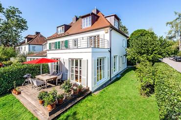 Particularly attractive semi-detached house from 1938 with high quality equipment