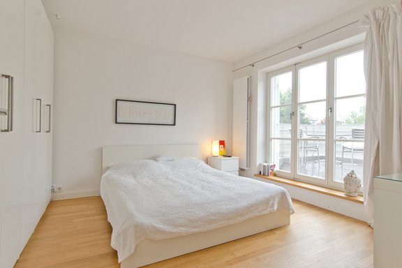 Schlafzimmer mit Zugang zur Dachterrasse (1 OG)