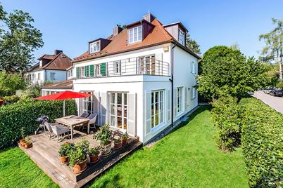 Particularly attractive semi-detached house from 1938 with high quality equipment