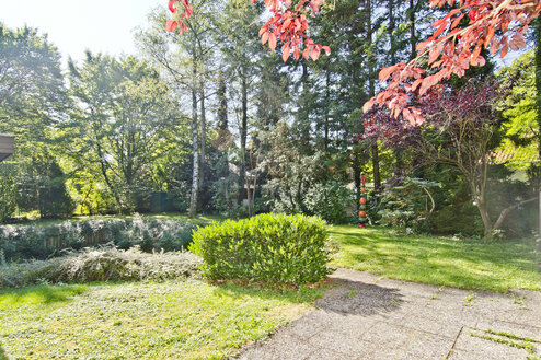 A particularly attractive building plot with a spacious villa in a prime location