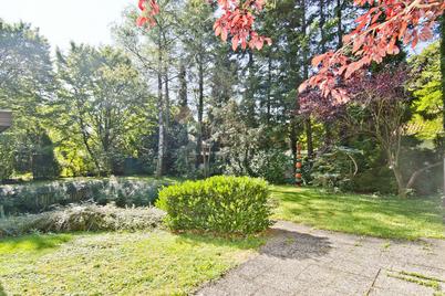 Besonders attraktives Baugrundstück mit großzügiger Villa in Bestlage