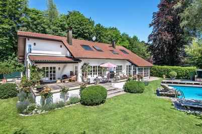 Besonders schöne Landhausvilla mit Outdoor-Pool und bezauberndem Südgarten in Seenähe