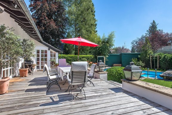 Terrasse mit Blick zu Wintergarten un Pool