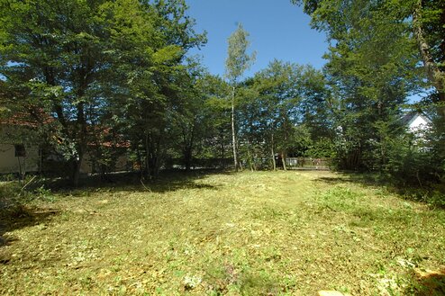A particularly attractive building plot for a spacious detached or semi-detached villa in a prime, quiet residential area