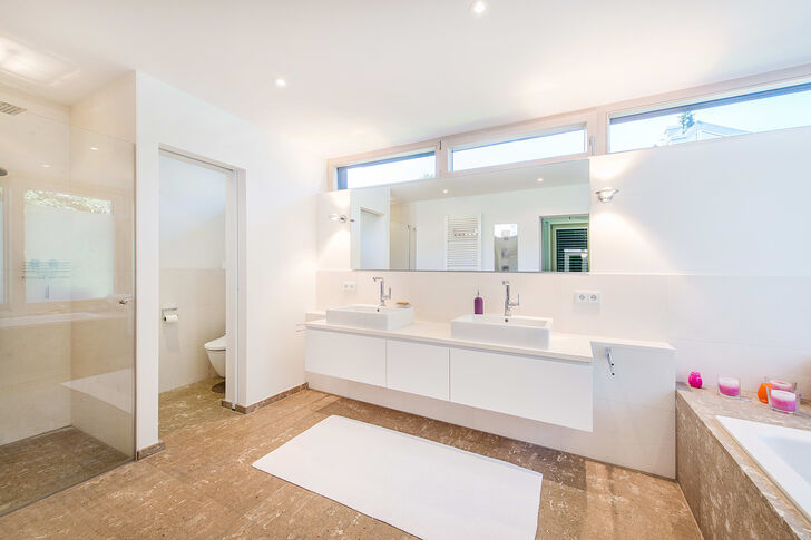 Stylishes Badezimmer mit Oberlichtern