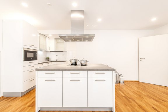 Moderne Einbauküche mit Kochinsel