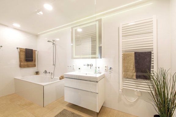 Bad mit Wanne und Walk-in-Dusche