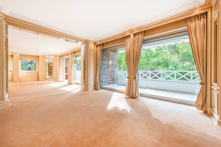 Bestlage Herzogpark: 4-Zimmer-Wohnung mit drei sonnigen Terrassen in traumhaft grüner Villenlage