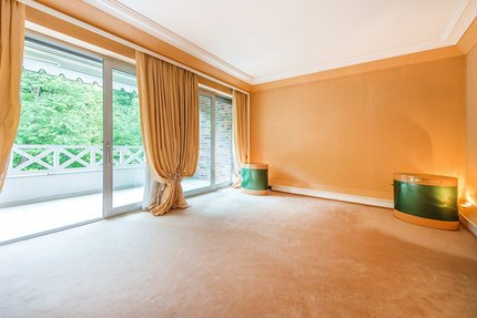 Helles Schlafzimmer mit Bad en suite