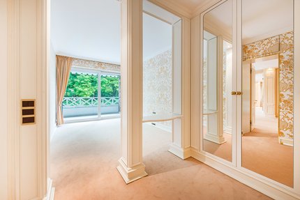 Weiteres Schlafzimmer mit Ankleide