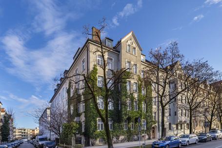 Charming 4-room old building apartment with southeast balcony