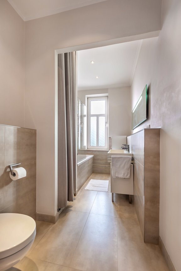 Tageslichtbad mit Wanne