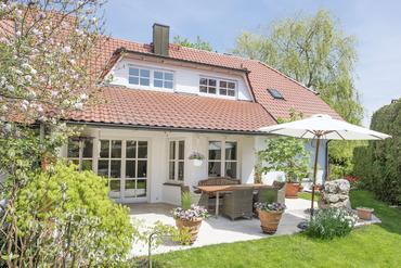 Bezaubernde Doppelhaushälfte von 1937 mit sonnigem Garten in idyllischer Lage