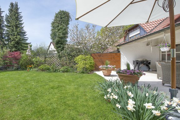 Südwestgarten mit sonniger Terrasse