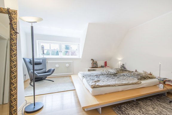 Großzügiges Schlafzimmer