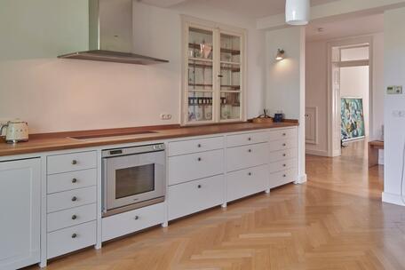 Bezaubernde Maisonette-Wohnung in historischer Villa mit Traumblick auf den Schlosskanal