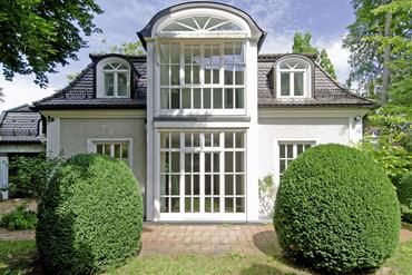 Charming city villa with fireplace and beautifully landscaped south garden