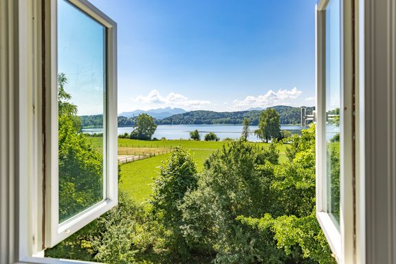 Wunderbarer See- und Bergblick